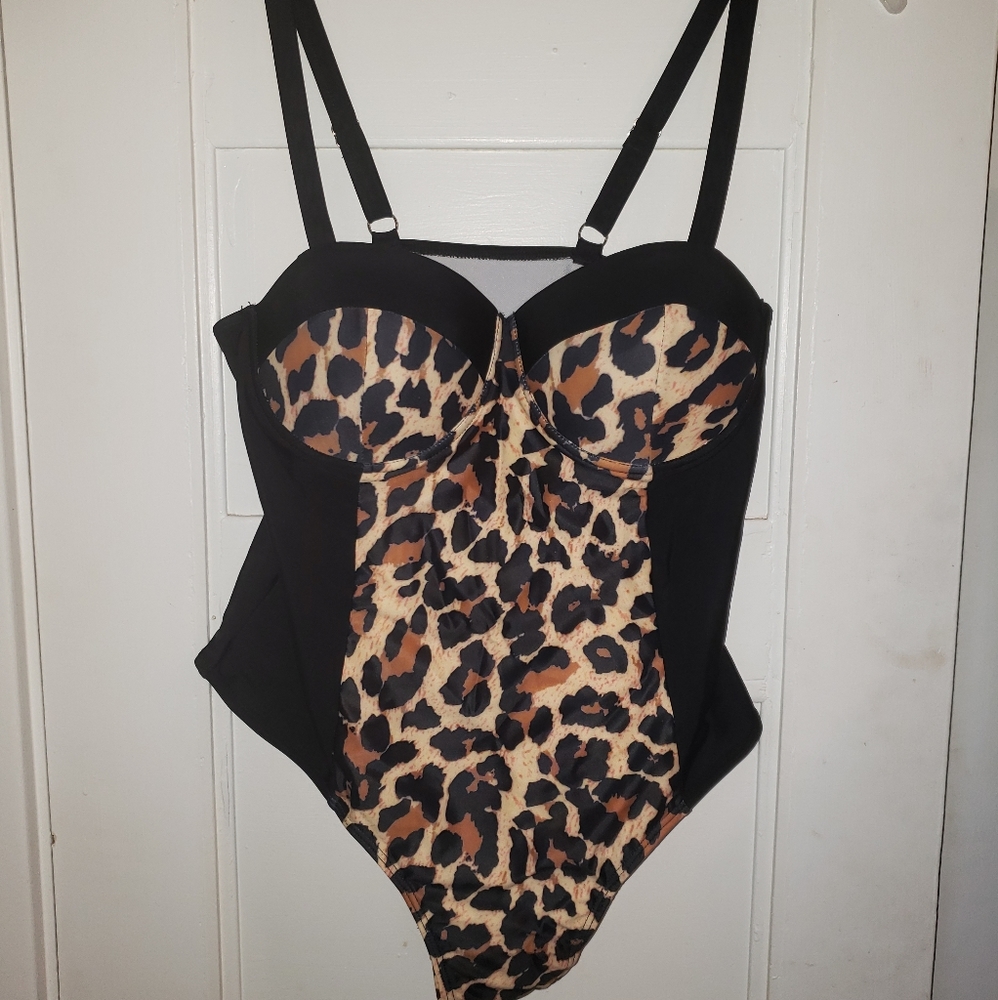 EVERYTHING ON SALE ❣️❣️Brand new Leopard bathing suit
